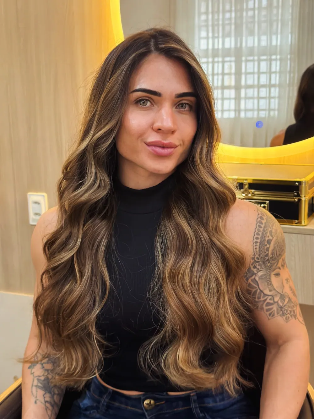 Ondas longas com mechas douradas